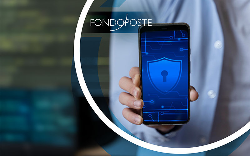 Persona mostra uno smartphone con icona di sicurezza digitale, immagine sull’accesso protetto all’Area Riservata Fondoposte