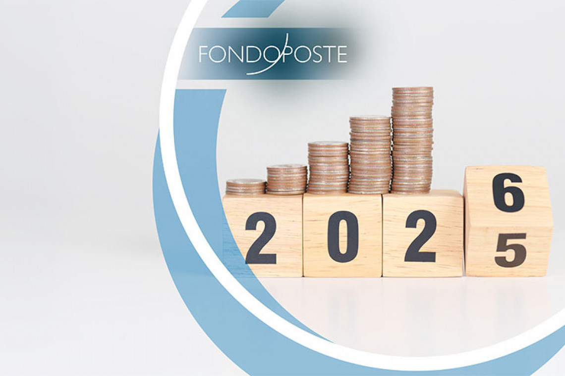 Cubi di legno che compongono l'anno 2026 con pile di monete crescenti, simbolo delle novità della legge di bilancio 2026 e del risparmio previdenziale Fondoposte.